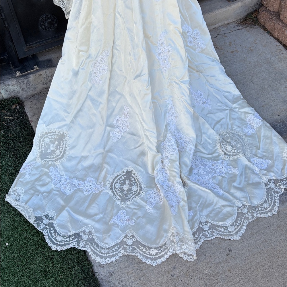 Vintage Elegant Ivory Wedding Dress with Train
size 2 - Picture 3 of 9
